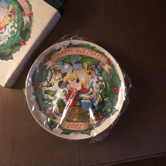 Disney 2002 Collector’s Plate- 445 $30 or $25 w/offer - Picture 1 of 4